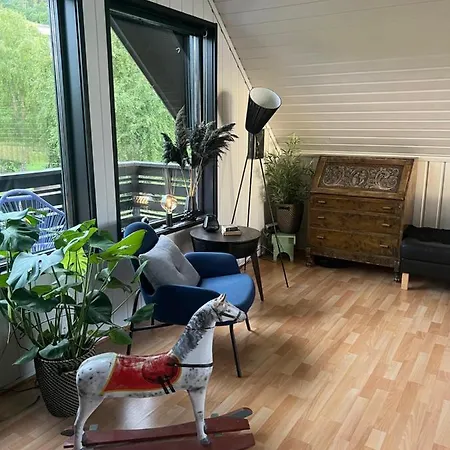 Villa Lykkja - Beautiful Waterfront House Viggja
