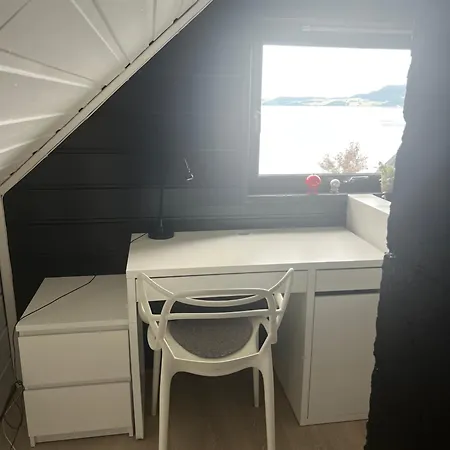 Villa Lykkja - Beautiful Waterfront House Viggja